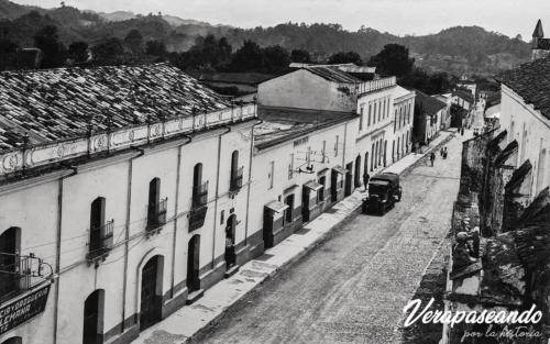 Calle Belice vista desde el campanario de iglesia Catedral.1936Cobán, Alta Verapaz, Guatemala.