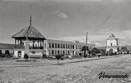 Parque de Cobán visto desde la esquina de la Municipalidad.
1910-1940 aprox
