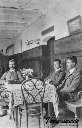 Gustavo Feucht, Federico Schleehauf y Carlos Sarg en el Club Alemán, actualmente Sociedad de Beneficencia.
1916-30 aprox