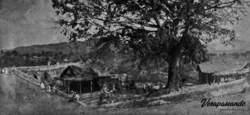 Familia descansando al costado del puente de la entrada a Salamá, Baja Verapaz
1914-30 aprox 
