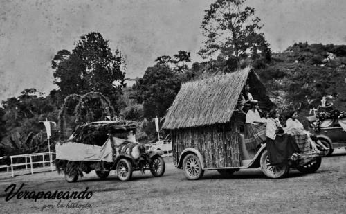 Desfile de carrozas llegando al estadio Verapaz, por motivo de celebración de la feria patronal de Cobán
1940 aprox 