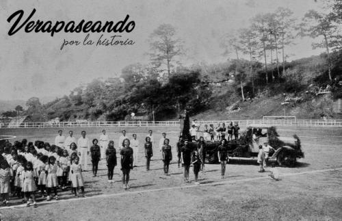 Equipo de básquetbol femenino Alitza ligas menores, en el estadio Verapaz, Cobán Alta Verapaz, Guatemala
Aprox 1938
¿reconocen a alguien? 
