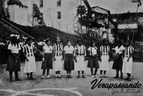Posiblemente de los primeros equipos de basquetbol femenino de Cobán, previo al Alitza.
La cancha estaba situada en el parque infantil Navidad, parte posterior del palacio de gobernación departamental, Cobán Alta Verapaz, Guatemala
¿ Reconocen a alguien?