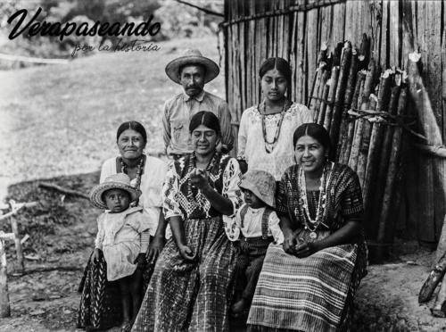 Posiblemente familia política de Stemmler, la primera de derecha a izquierda es su pareja.Finca Trece Aguas, Senahú, Alta Verapaz1890-1905 aprox 