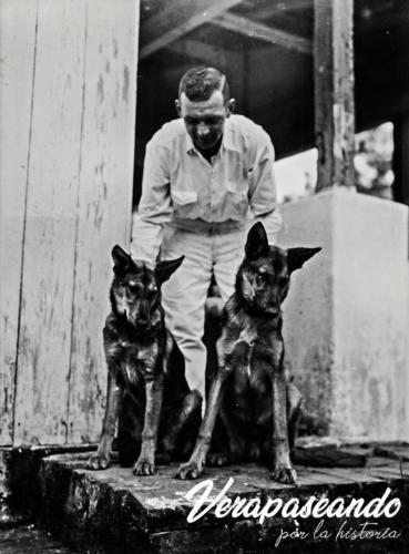 Ricardo Fickert Forst y sus perros en finca Trece Aguas. Senahú, Alta Verapaz, Guatemala
1890-1905 aprox 
