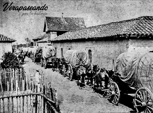 Carretas para transportar café de Cobán-Panzós
frente a Tienda San Sebastián de hermanos Sarg, Cobán(actualmente Alcohólicos Anónimos y Casa Solorzano)
1890-1920 aprox.
Colaboración: Anónima