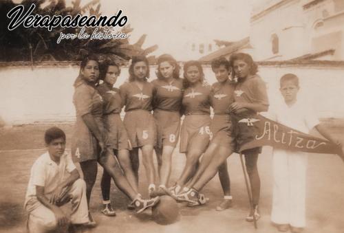 Equipo femenino de baloncesto ALITZA de Cobán, en algún lugar de las Verapaces.
1935-45 aprox