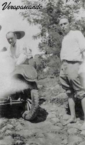 Martín Luther Meyer reparando su vehículo, ruta Tamahú – Tucurú, A.V.1930.