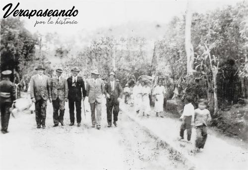 Desfile en la Calle MinervaCobán A.V.1925-35 aprox