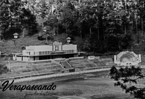Estadio Verapaz con Tribuna Monja Blanca .
1960 aprox