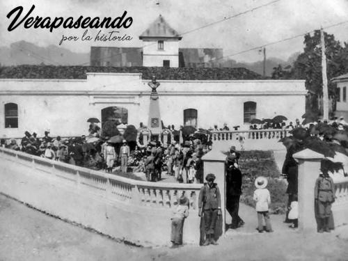 Parque Justo Rufino Barrios, al fondo el Club Alemán de Cobán
1910-25 aprox
Colaboración: Anónima
