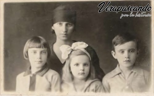 Emma Pante Bergmann, geb. Schafer, Roland (9 Tabe) Siegfried (7 Tabe) Emmi Fridith (5 Tabe)1932