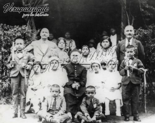 Andres y Pablo Tarot con su familia en finca Civija, Purulha