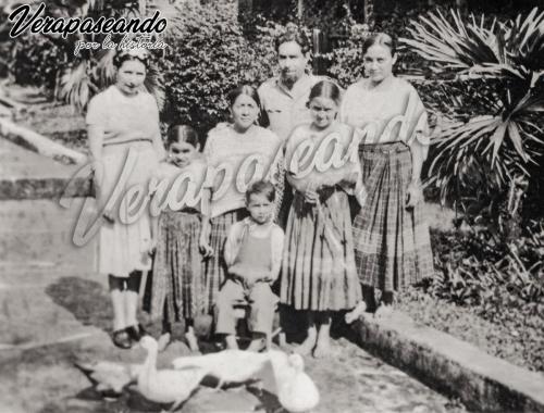 Elvira, Carlota, Roberto, Teresa y Elena Coy en Finca Chiacam, San Pedro Carchá
Libro Almas Gemelas