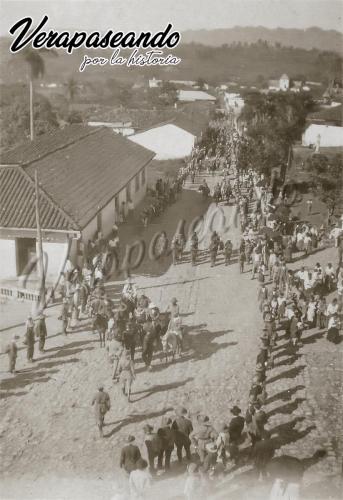 Desfile en Cobán encabezado por la Policía Montada1928-36 aprox