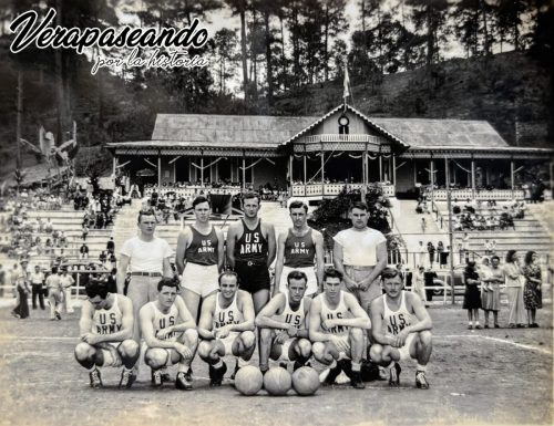 Miembros del Ejercito de Estados Unidos y su equipo de Basquetbol visitando el Estadio Verapaz.

Parados:
Entrenador Leo Novak
Ralph Bishop, Joe Fortenberry, Tex Gibbons Francis Johnson.

Hincados:
Carl Knowles, Frank Lubin, Duane Swanson, Willard Schmidt, Donald Piper, Jack Ragland.
Reconocimiento de personas: Angel Enrique

1938-40