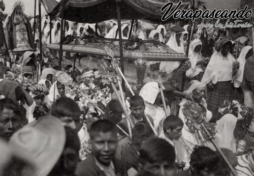 Procesión del señor sepultado de Catedral, viernes santo, hermandad de los saq' ixes, bajando por el callejón del Hotel Monja Blanca1905-15 aprox
