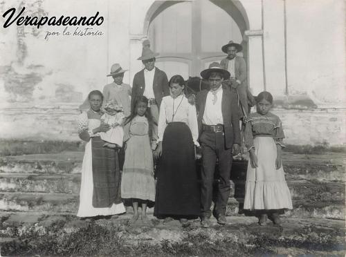 Familia Ladina( Mestiza) en CahabónSanta María Cahabon, A.V.1900-15 aprox