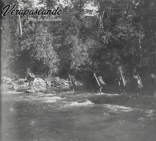 Cruzando el rio Cahabón o algún afluente.1900-15 aprox