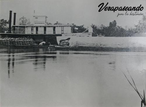 Vapor General Reyna Barrios cargando caféen el puerto fluvial de Panzós1900-1920 aprox