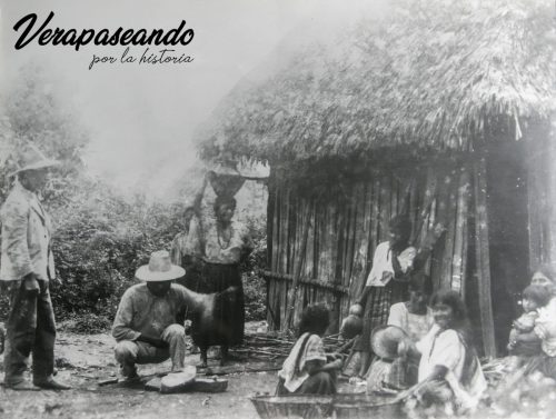 No. 37 Familia Q’eqchi’ frente a su vivienda 1925-30