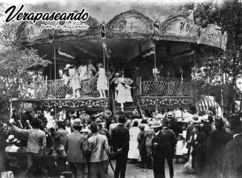 Carroussel de August Rouge en la feria de agosto, alrededor de 1925. Su propietario aparece a la izquierda, de frente a la cámara, con sombrero, cerca de la cornisa del primer piso.Colaboración: Francisco Roberto Mayorga Morales