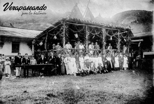 15 de septiembre de 1921, Celebrando la independencia de Guatemala en almacén HR Dieseldorff & Co (Senahú, Alta Verapaz), hoy de la Familia Ponce, Carlos Hugo Sarg de corbatín al lado de la marimba.

Fotografia enviada al correo, pendiente de confirmar al colaborador. ¿ Alguien conoce al propietario de la fotografia?